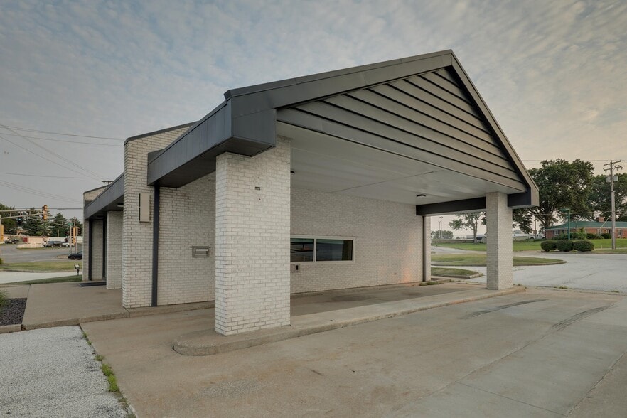 More Photos Of 101 N 36th St, Quincy General Retail For Lease