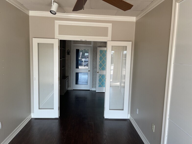 More Photos Of 404 University Dr E, College Station General Retail For Lease