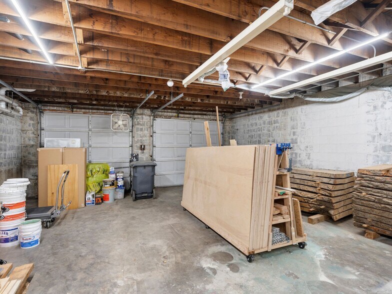 More Photos Of 1305 SE Belmont St, Portland Office For Sale