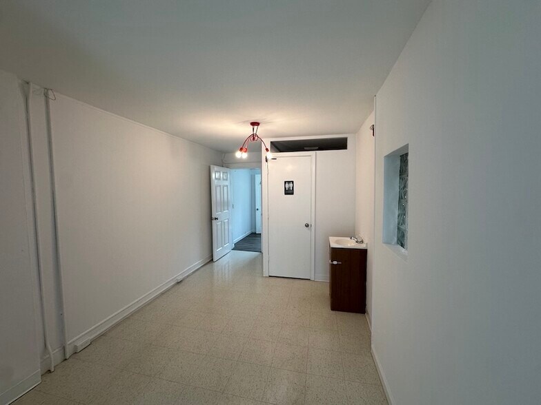 More Photos Of 37 W Maplewood Mall, Philadelphia Schools For Sale