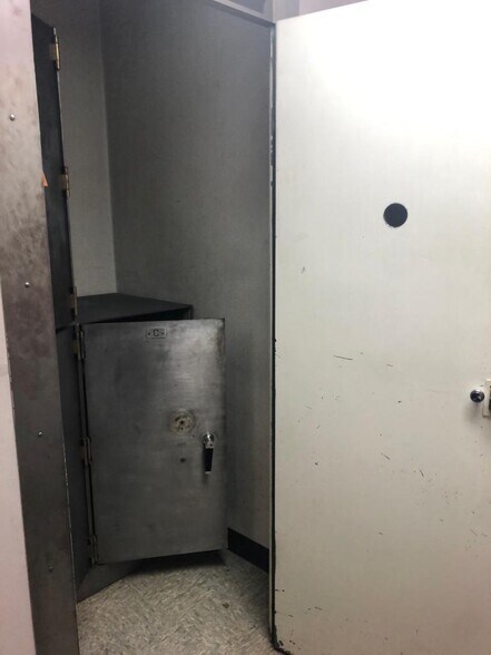 More Photos Of 3507 W Bay St, Savannah Bank For Lease