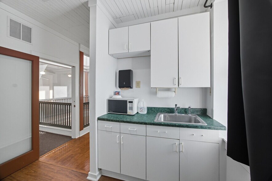 More Photos Of 101 East St, Hutto Storefront Retail Office For Lease