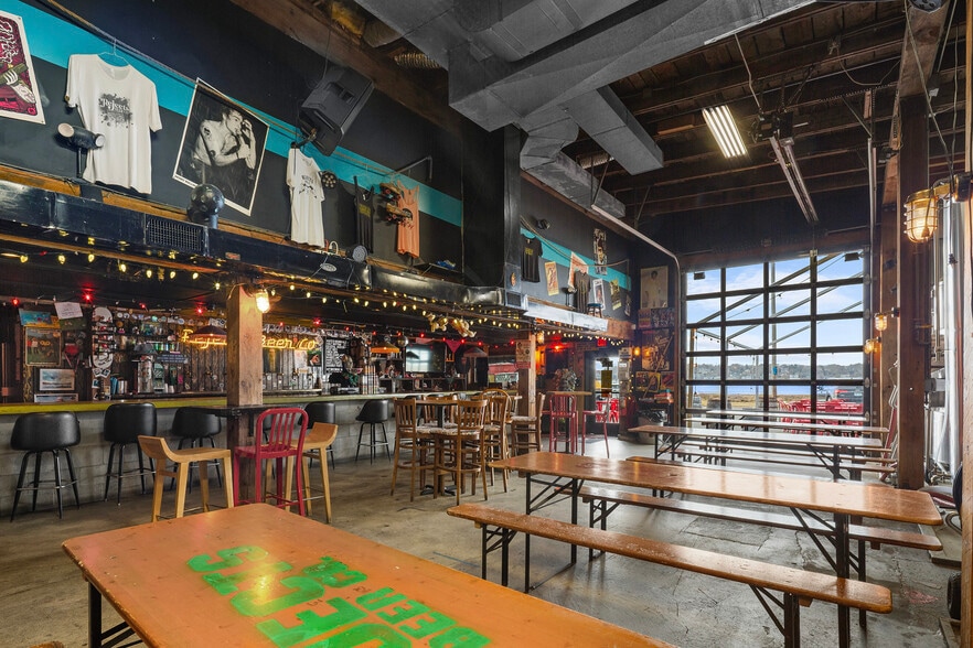 More Photos Of 124 Aquidneck Ave, Middletown Restaurant For Sale