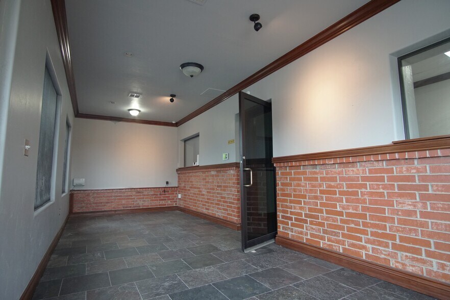 More Photos Of 136 NW 122nd St, Oklahoma City General Retail For Lease