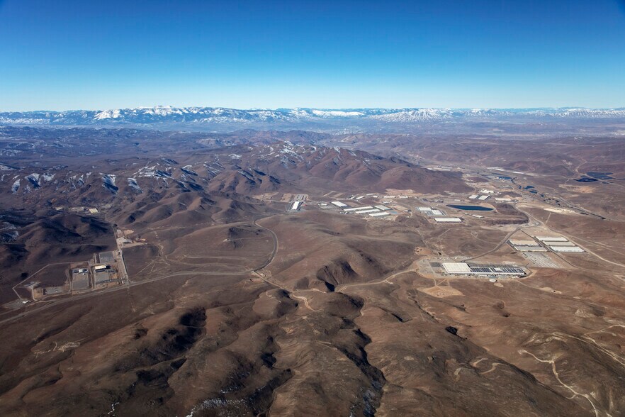 More Photos Of 385 Milan Dr, Mccarran Distribution For Lease