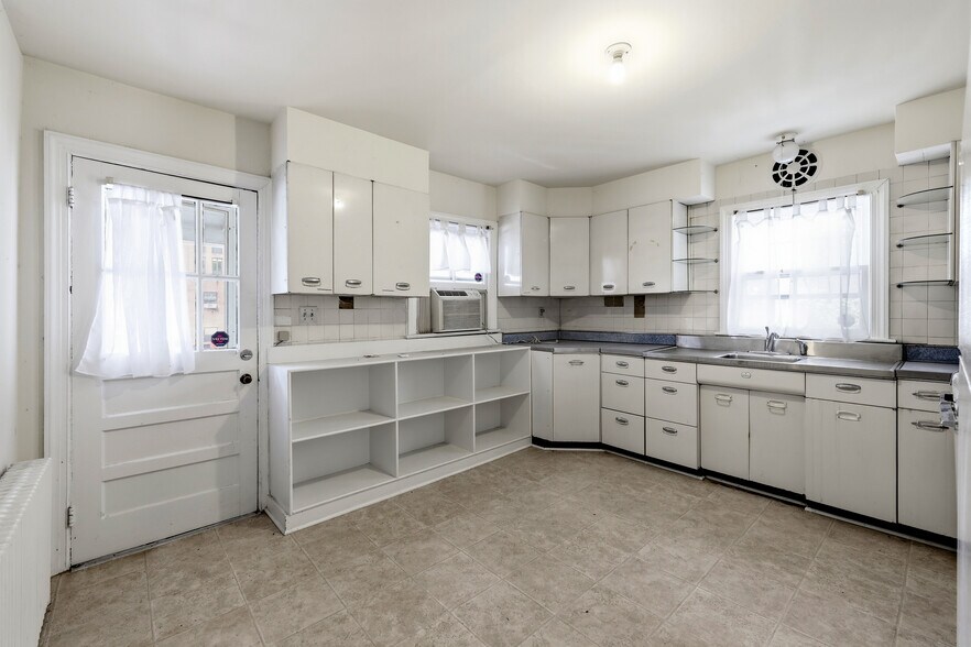 More Photos Of 3 E Market St, Leesburg Office For Sale