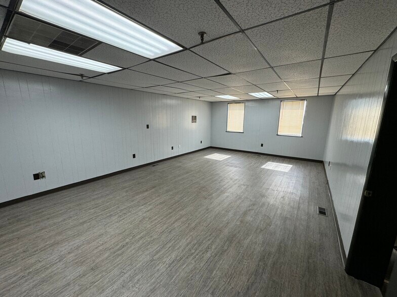 More Photos Of 300 Winona St, Knoxville Distribution For Lease