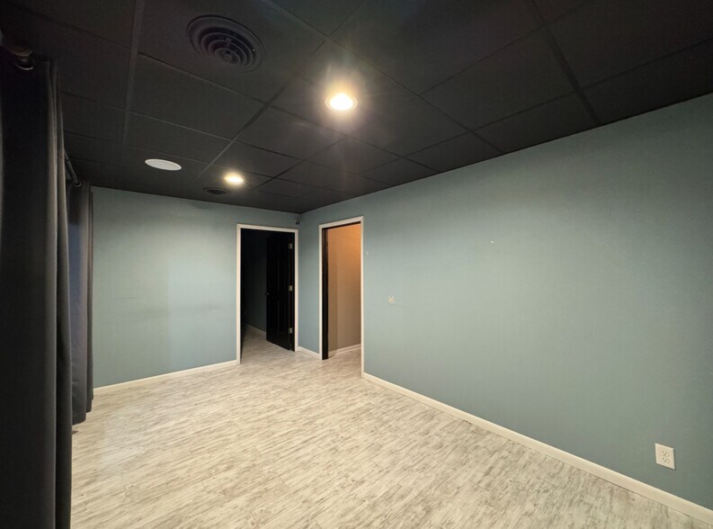 More Photos Of 11 N Meridian St, Washington Office For Sale
