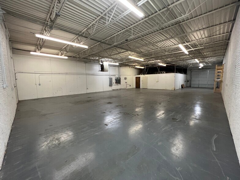 More Photos Of 13526-13534 Method St, Dallas Distribution For Lease