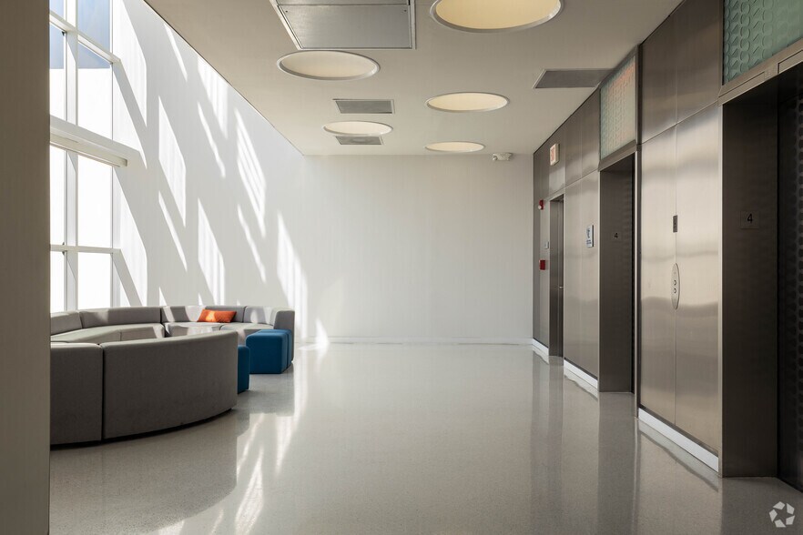 More Photos Of 555 Washington Ave, Miami Beach Office For Lease