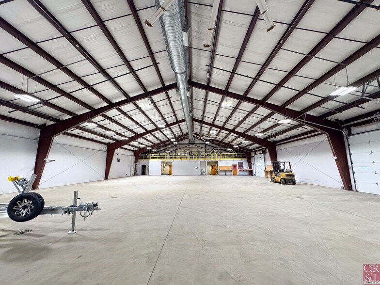 More Photos Of 103R Old Windsor Rd, Bloomfield Warehouse For Lease