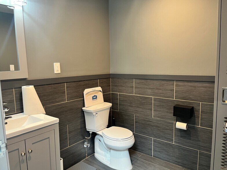 More Photos Of 1090 Lawrence Dr, Newbury Park Showroom For Lease