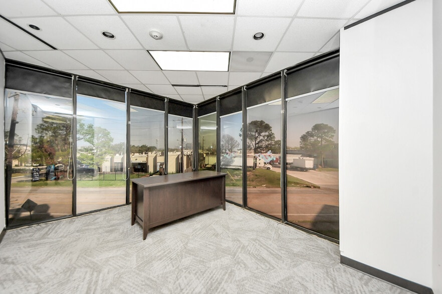 More Photos Of 6100 Corporate Dr, Houston Office For Sale