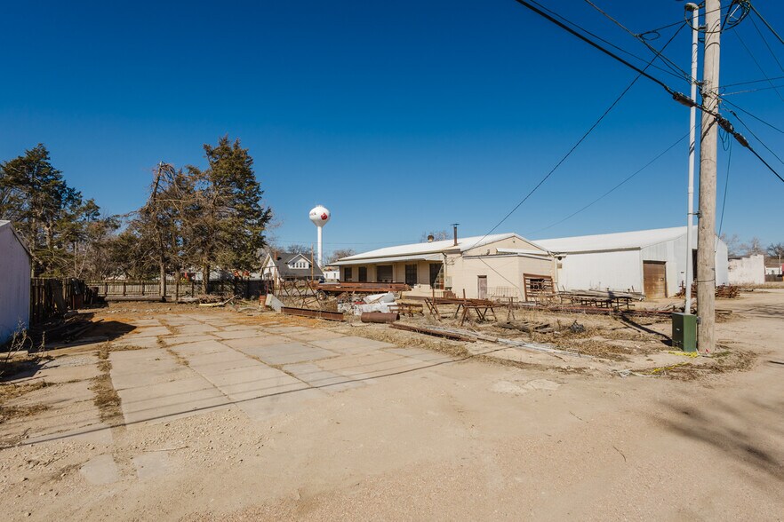 More Photos Of 410 N Commercial Ave, Sedgwick Storefront For Sale