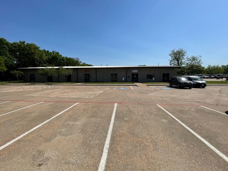 More Photos Of 194 Industrial Blvd, McKinney Showroom For Lease