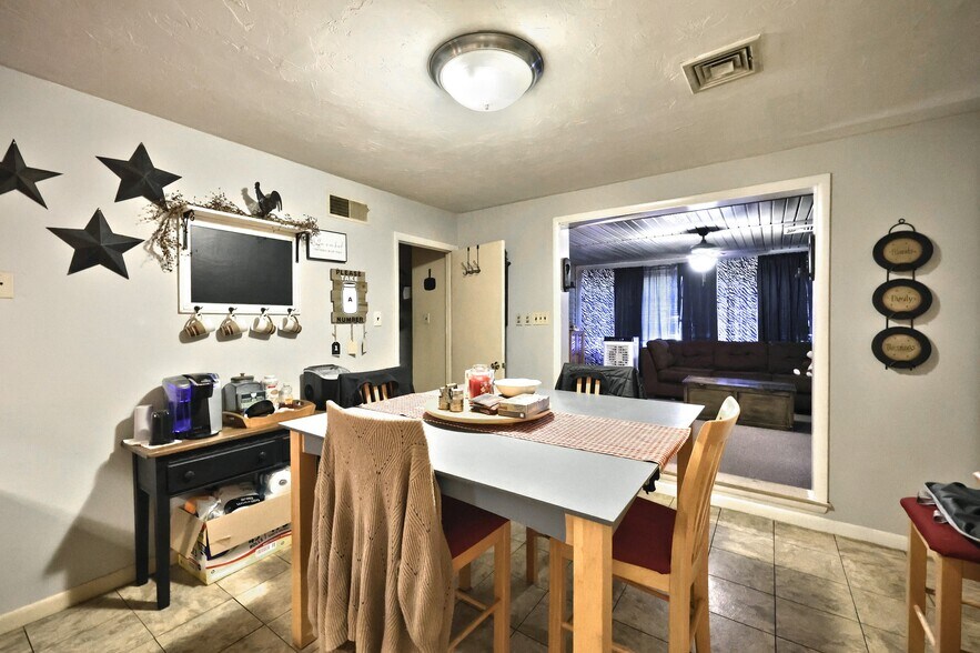 More Photos Of 1 Cherry St, Seven Valleys General Retail For Sale