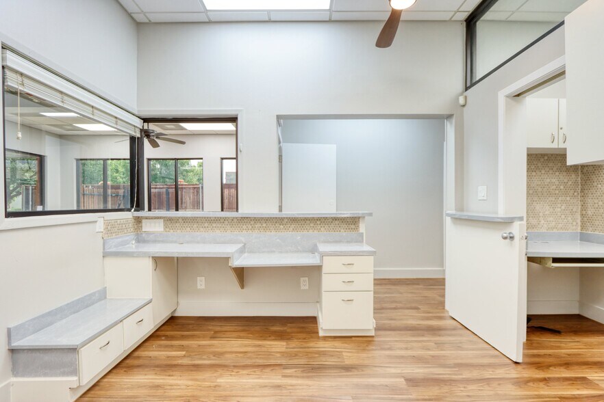 More Photos Of 1717 N Garrett Ave, Dallas Medical For Sale