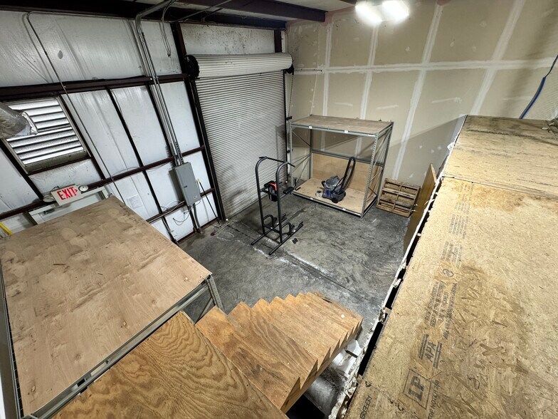 More Photos Of 2720 Gregory St, Savannah Light Distribution For Lease