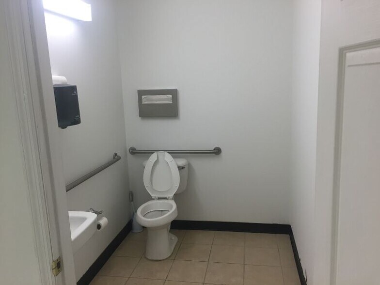 More Photos Of 6510 Columbia Park Dr, Jacksonville Warehouse For Sale