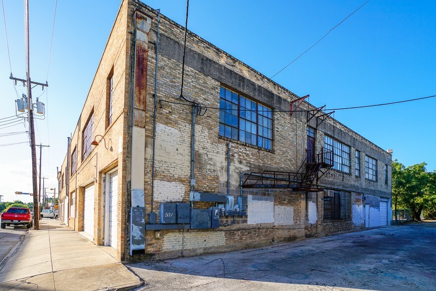 More Photos Of 900 Broadway St, San Antonio General Retail For Lease