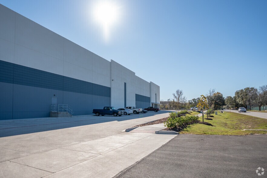 More Photos Of 5475 Allen-Genoa Rd, Houston Distribution For Lease