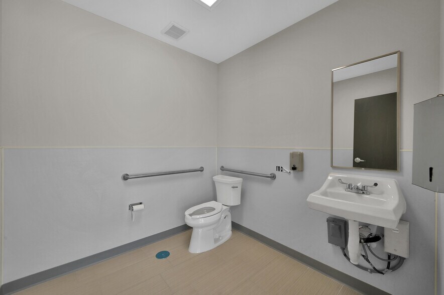 More Photos Of 503 Hufsmith, Tomball Warehouse For Lease