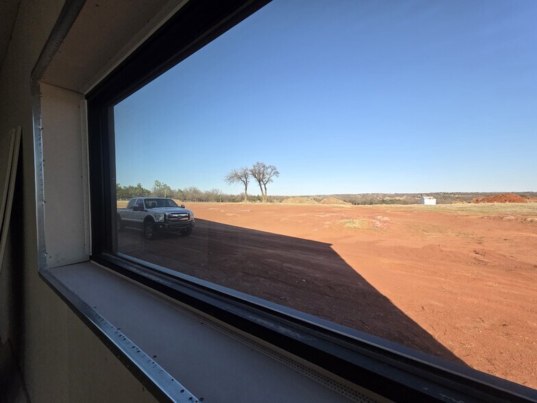 More Photos Of 13530 Pine St, Edmond Flex For Lease