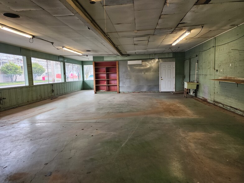 More Photos Of 48 SW Chehalis Ave, Chehalis Showroom For Sale