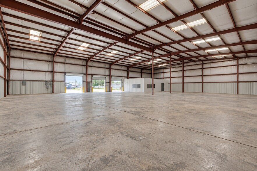 More Photos Of 2101 42nd St NW, Winter Haven Warehouse For Lease