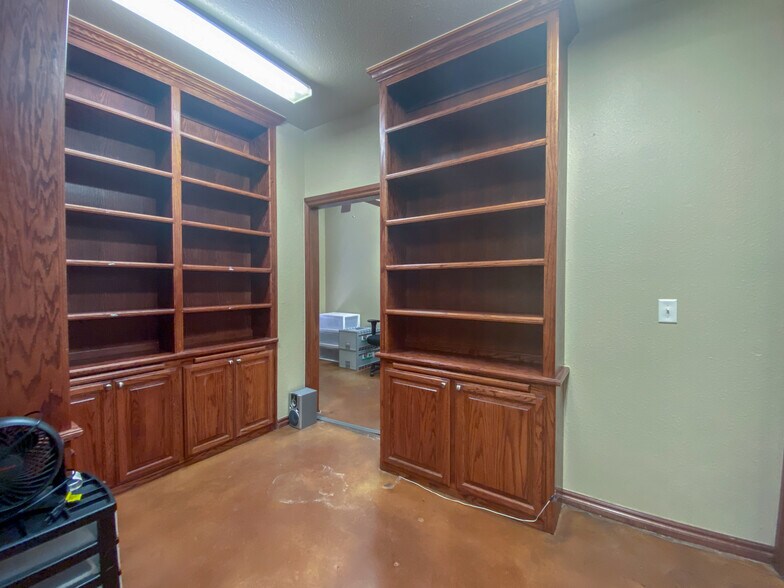 More Photos Of 2400 Palmer Cir, Norman Medical For Lease