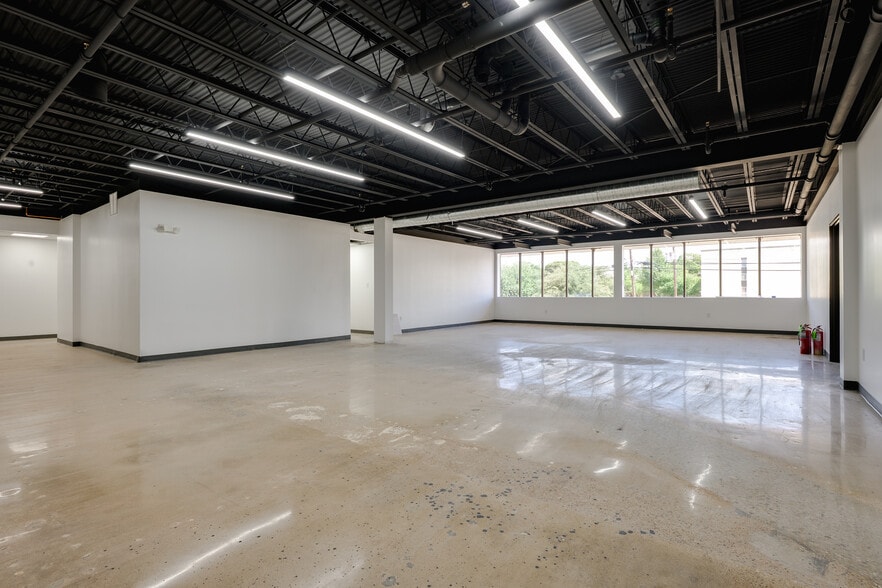 More Photos Of 11245 Indian Trl, Dallas Manufacturing For Lease