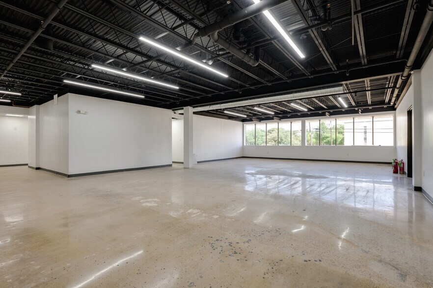 More Photos Of 11245 Indian Trl, Dallas Distribution For Lease