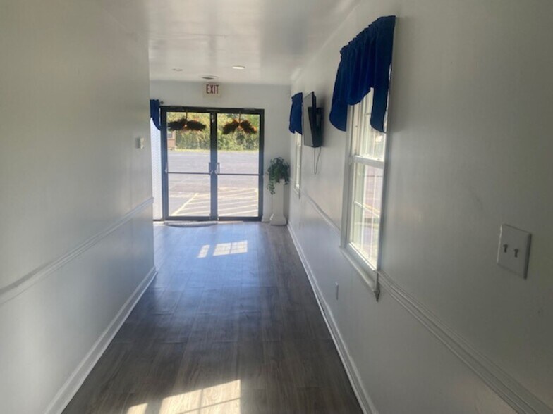 More Photos Of 109 Fontaine Dr, Ridgeway Funeral Home For Sale