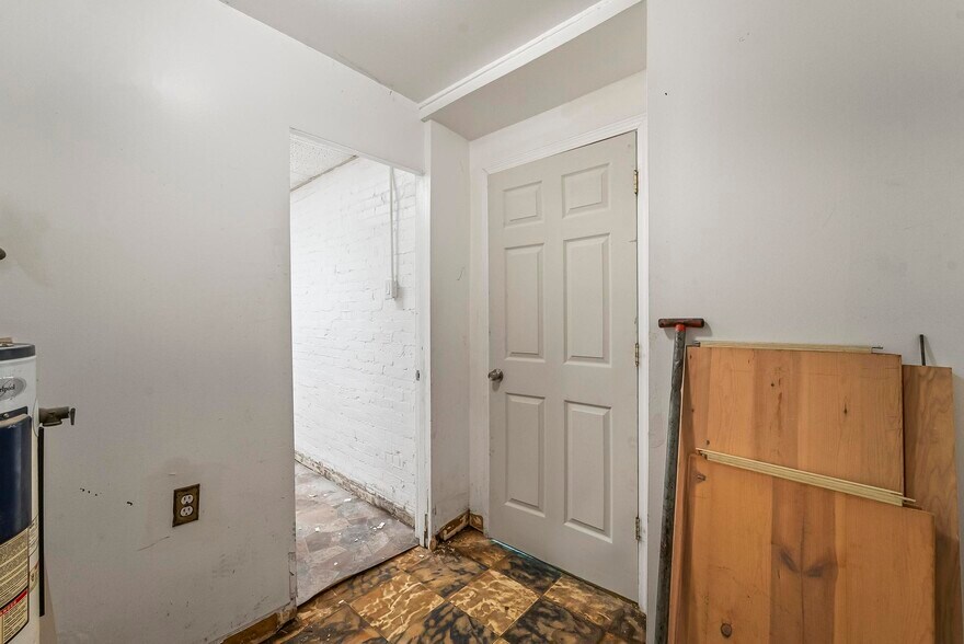 More Photos Of 909-911 Milton Rd, Alton Flex For Sale