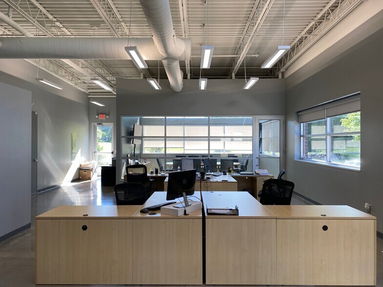 More Photos Of 645 Hulet Dr, Bloomfield Township Office For Lease