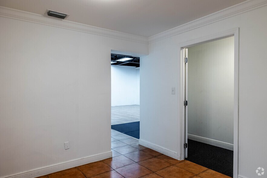 More Photos Of 2223 NW 26th Ave, Miami Warehouse For Lease