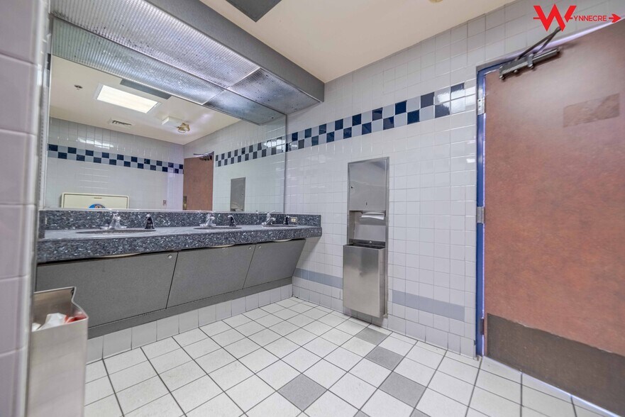 More Photos Of 641 Camino de los Mares, San Clemente Storefront For Lease