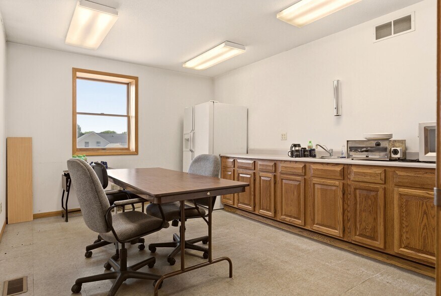 More Photos Of 520 W Broadway St, Blair Warehouse For Sale