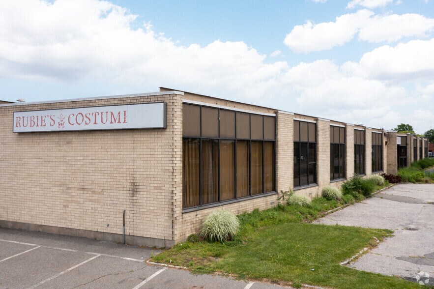 More Photos Of 650 Cantiague Rock Rd, Jericho Warehouse For Lease