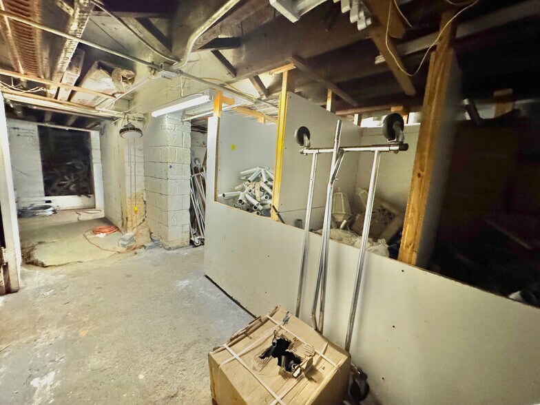 More Photos Of 81 Sheridan Blvd, Inwood Warehouse For Lease