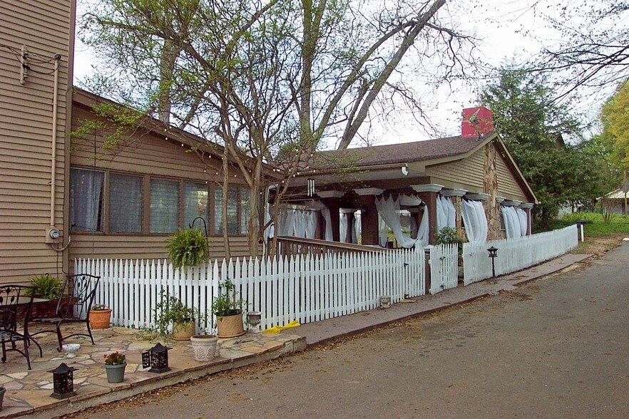 More Photos Of 27 Sycamore St, Jefferson Specialty For Lease