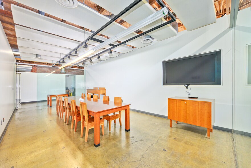 More Photos Of 2201 S Carmelina Ave, Los Angeles Loft Creative Space For Lease