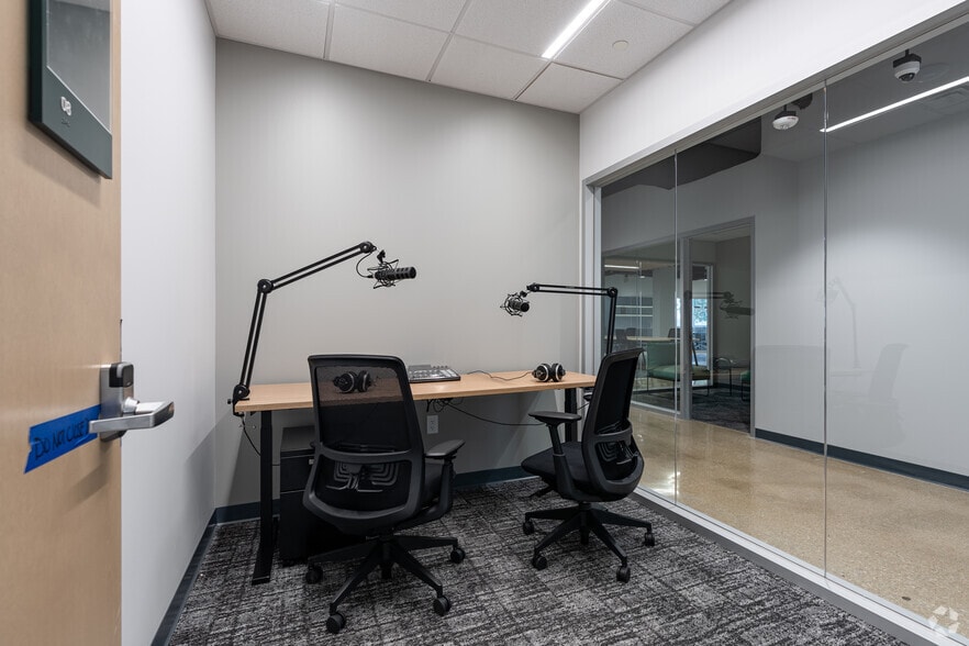 More Photos Of 1600 W Plano Pky, Plano Warehouse For Lease