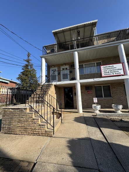 Primary Photo Of 1367 Clove Rd, Staten Island Office For Lease