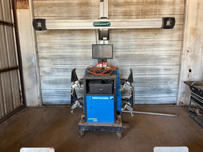 More Photos Of 1202 Cherokee St, Lindsay Auto Repair For Sale