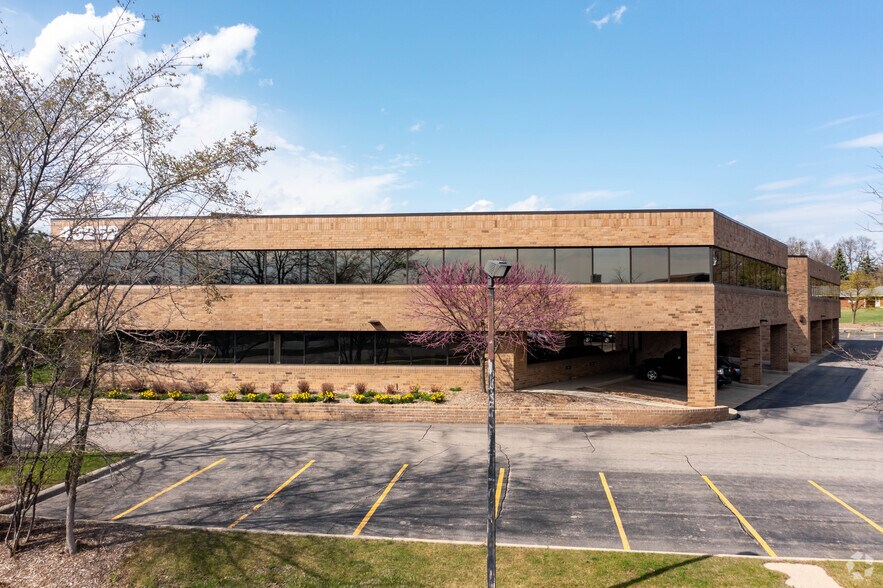 More Photos Of 43252 Woodward Ave, Bloomfield Hills Office For Lease