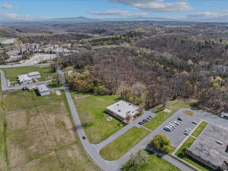 More Photos Of 204 Sand Mine Rd, Berkeley Springs Flex For Sale