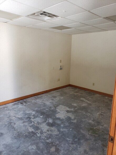 More Photos Of 37 Lark Industrial Pky, Greenville Warehouse For Sale