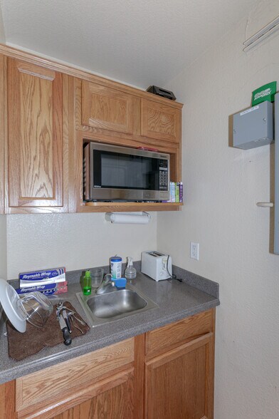 More Photos Of 128 Heron Way, Merced Light Manufacturing For Lease