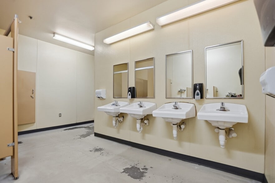 More Photos Of 1151 Industry Rd, Sturgis Manufacturing For Sale